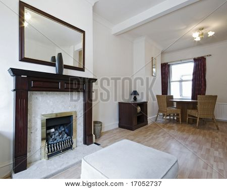stile classico soggiorno con camino ed elementi decorativi