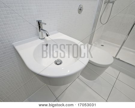 modern en-suite fürdőszoba részlet-fehér mozaik csempe