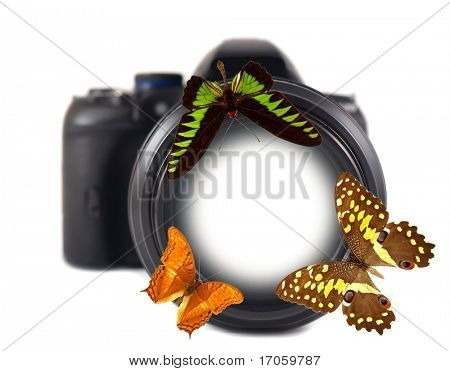 Fotocamera DSLR su sfondo bianco