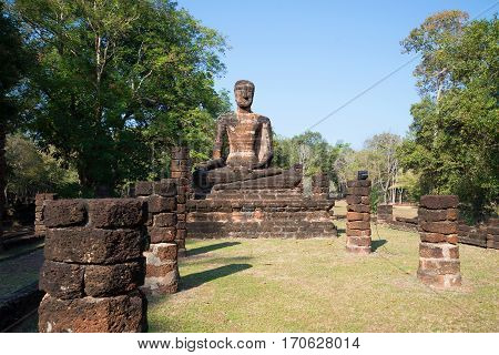 Ancient sculpture of a seated Buddha on the ruins vihan buddhist temple of Wat Singh. Kamphaeng Phet, Thailand