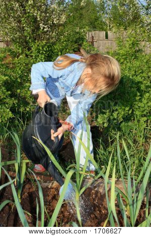 Mädchen im Garten arbeiten