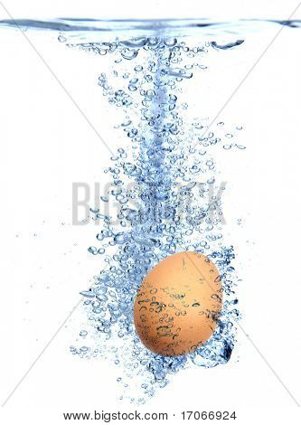 Fresca all'uovo caduta in acqua