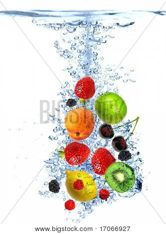 Frutas frescas se ha caído al agua