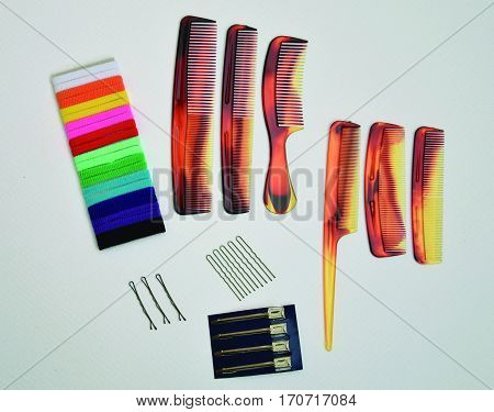 Utensils for the hair.
Different types of combs according to the needs