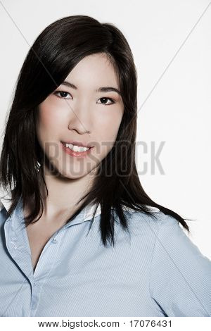 Studio girato il ritratto di una bella donna giovane sud-est asiatica smilin