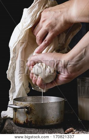 Making Non-dairy Almond Milk