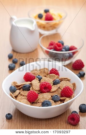 cornflakes con bacche fresche per la colazione