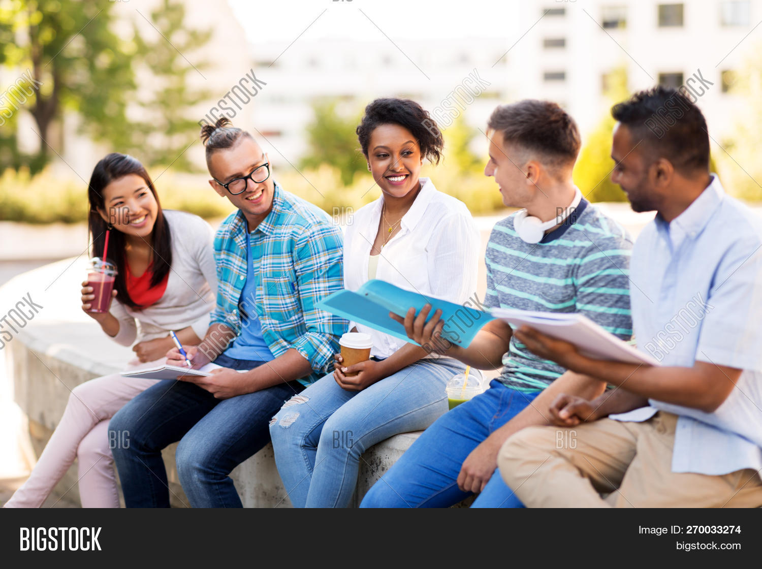 Международный обмен студентами. International exchange programs for students. Student exchange program. Студенты с флагами. Students exchange programmes.