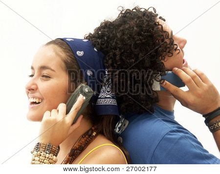 Junges Paar mit einem Mobiltelefon. Junges Paar sprechen sich mit dem Handy.