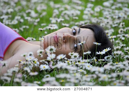 mujer hermosa en el campo de la flor blanca.