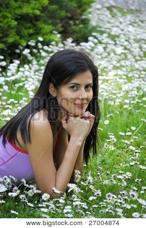 mujer hermosa en el campo de la flor blanca.