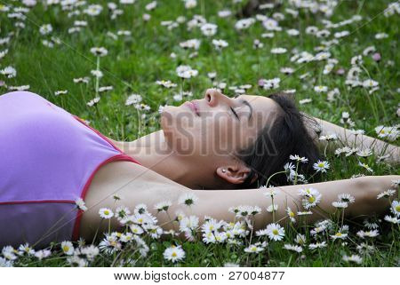 mujer hermosa en el campo de la flor blanca.