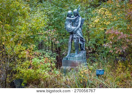Minneapolis, Mn/usa - October 10, 2018: Hiawatha And Minnehaha Statue In Minnehaha Park.