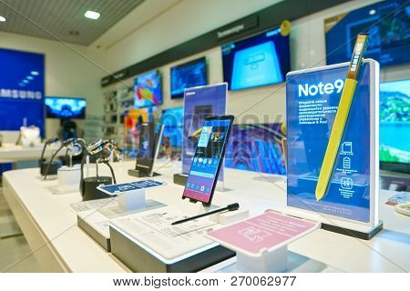 MOSCOS, RUSSIA - SEPTEMBER 20, 2018: Samsung Galaxy Note 9 on display at a store in Moscow.