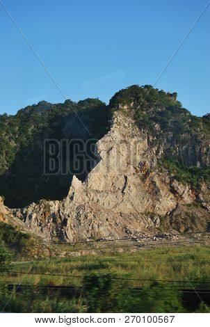 Mendaki Gunung Itu Tidak Mudah, Tetapi Jika Kau Sudah Di Puncak, Kau Akan Merasa Bangga!