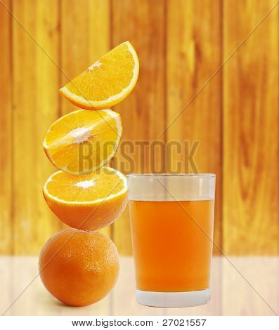 Laranja sobre fundo de madeira