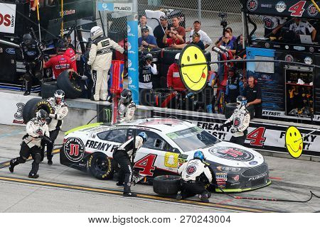 November 18, 2018 - Homestead, Florida, USA: Kevin Harvick (4) makes a pit stop during the Ford 400 at Homestead-Miami Speedway in Homestead, Florida.