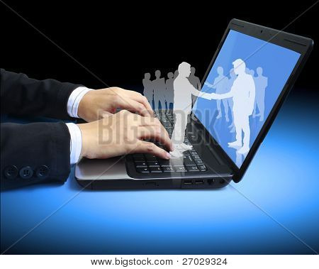 manos en el teclado del ordenador portátil