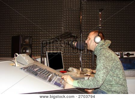 DJ v ateliéru