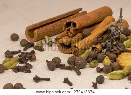 Set For Glintwine - Cinnamon, Cloves, Lavender, Pepper, Cardamon.
