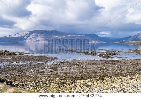 Beautiful Gravel Beach Close To Castle Stalker In Autumn On The Low Tide Near Port Appin, Argyll - S