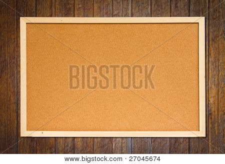 bacheca di sughero sulla parete in legno
