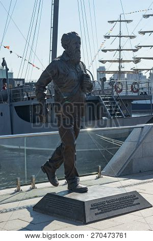 Vladivostok, Russia-july 28, 2018: Urban Landscape With A Monument To Solzhenitsyn On The Background