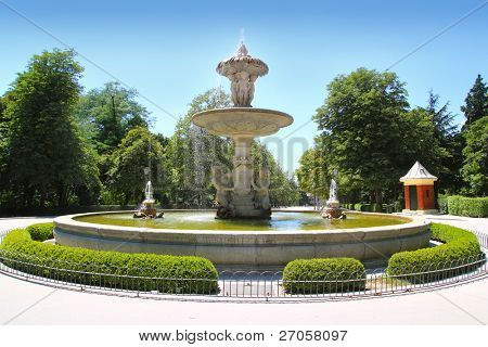 Madrid fuente de la Alcachofa fontána v parku Retiro