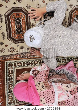 Muslimske piger bøn i moskeen