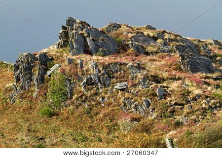 ยอดเขาที่มีสีสันในช่วงสภาพอากาศพายุ monts d'arr ? e, Brittany ฝรั่งเศส