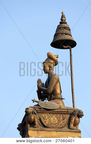 รูปปั้นกษัตริย์ Bhupatindra มัลลาทองที่บักตะปูร์พอร์ทส์ เนปาล