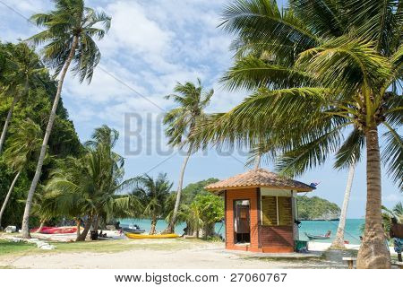 spiaggia di isola tropicale con palme albero e canoa, parco marino di angthong, Thailandia