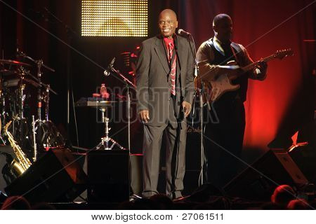 MARCIAC, Francia - 14 de agosto: Maceo Parker saxo jugador y cantante vivo representación teatralMa