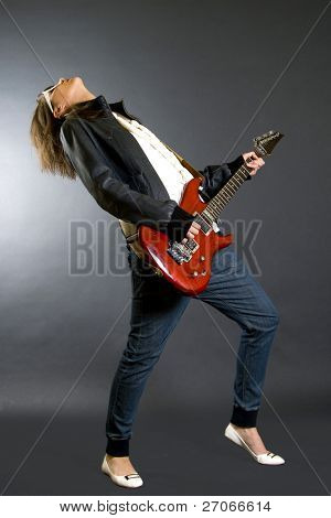 headbanging kobieta gitarzysta jej gitarze