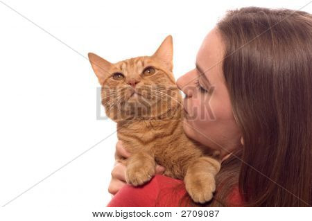 Ragazza adolescente detiene gatto Tabby arancione