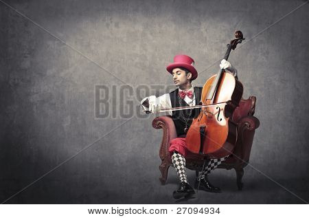 Elegante jovem tocando violoncelo