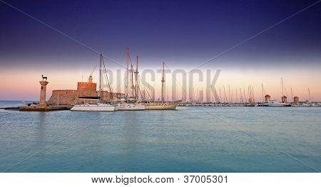Rhodos Hafen und WindmÃ¼hlen in Griechenland bei Sonnenuntergang