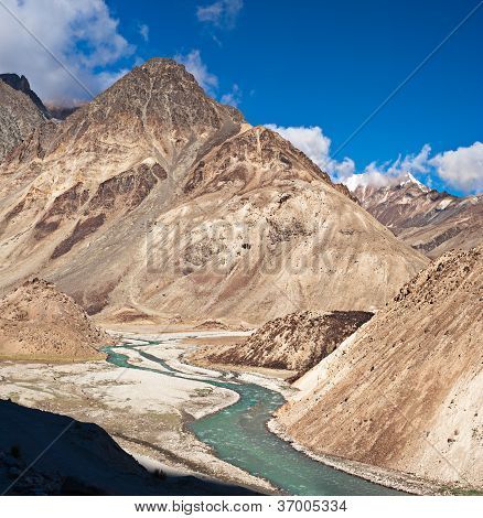 Himalaje wysokie góry krajobraz z rzeką w lecie