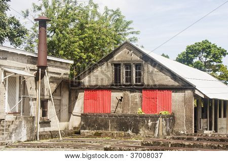 Rosso Tin e Rusty camino sul vecchio edificio di cemento