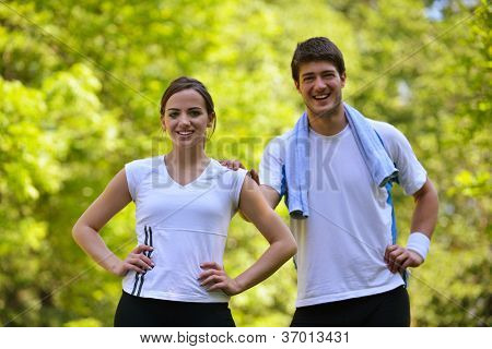 Junge Gesundheit paar tun stretching Übung entspannen und Warm bis nach Joggen und laufen im park