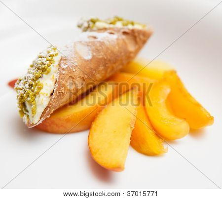 Traditionele Siciliaanse cannoli dessert op bord met pistache en vruchten, close-up