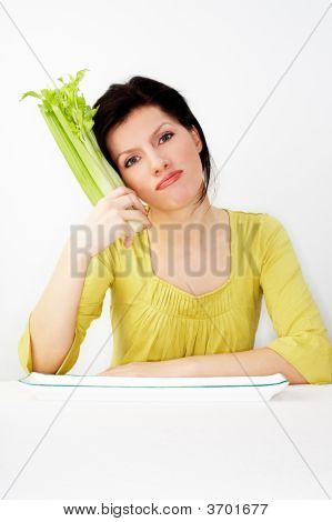 젊은 여 자가 물과 샐 러 리와 그녀의 아침 식사