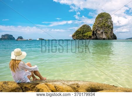 Traveler Woman Relaxing And Looking Natural Sea Beach Krabi, Thailand. Luxury Resort, Vacacion.