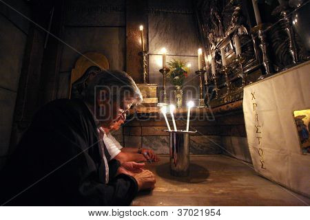 Jeruzalem - 01 oktober: Pelgrims bidden op het graf van Jezus in de kerk van het Heilig Graf, trad