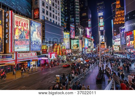 NEW YORK - 17. April 2012: Tausende von Menschen überqueren Times Square am 17. April 2012 in New York C