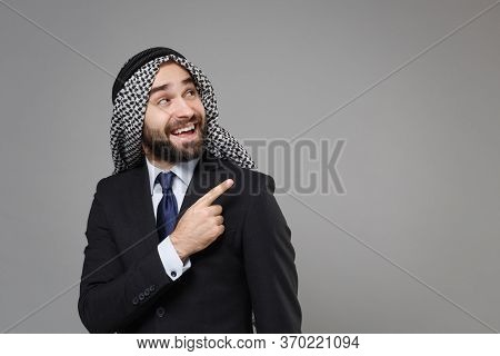 Smiling Bearded Arabian Muslim Businessman In Keffiyeh Kafiya Ring Igal Agal Classic Black Suit Isol