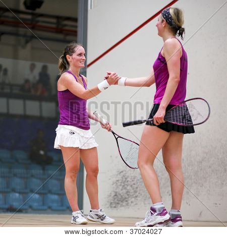 BKT JALIL, Malásia-setembro 12:Natalie Grinham (branco) felicita Alison Waters em Ma CIMB