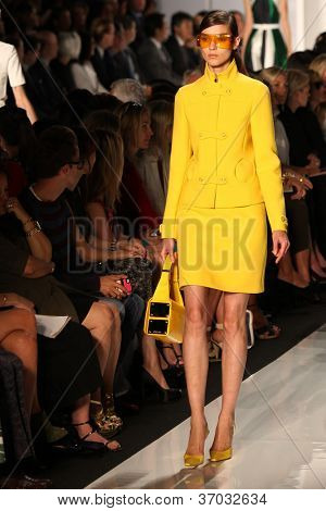 Nova Iorque - 12 de setembro: Um modelo anda na pista da coleção de MICHAEL KORS Primavera/Verão 2013 