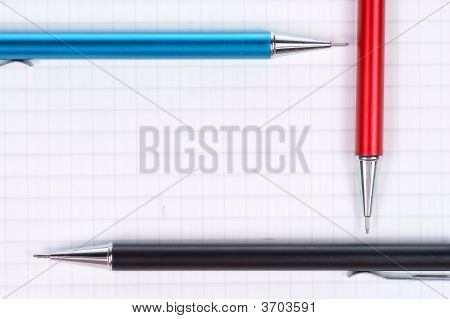 Svuotare la pagina del taccuino e matita nera, rosso, blu