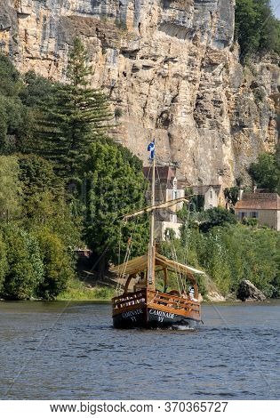 La Roque-gageac, Dordogne, France - September 7, 2018: A Tourist Boat, In French Called Gabare, On T